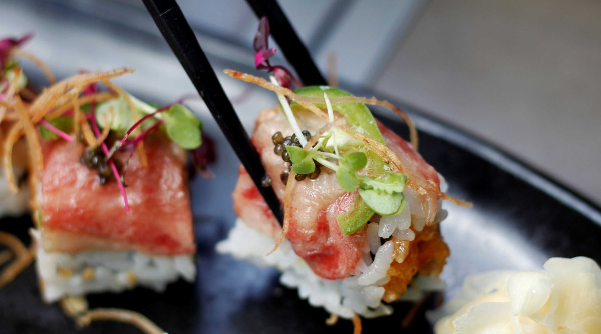 FujiatInkBlock's tweet photo. If you're looking for an excuse to sneak out of the office for a late lunch, we've got you covered. The Queen's Roll is one of our Finer Makis and will certainly make you feel like royalty. π€€π₯’
.
.
#inkblock #boston #foodies #inkblockboston #inkblockliving #bosfeed #eaterboston https://t.co/SWd7PAhtXV