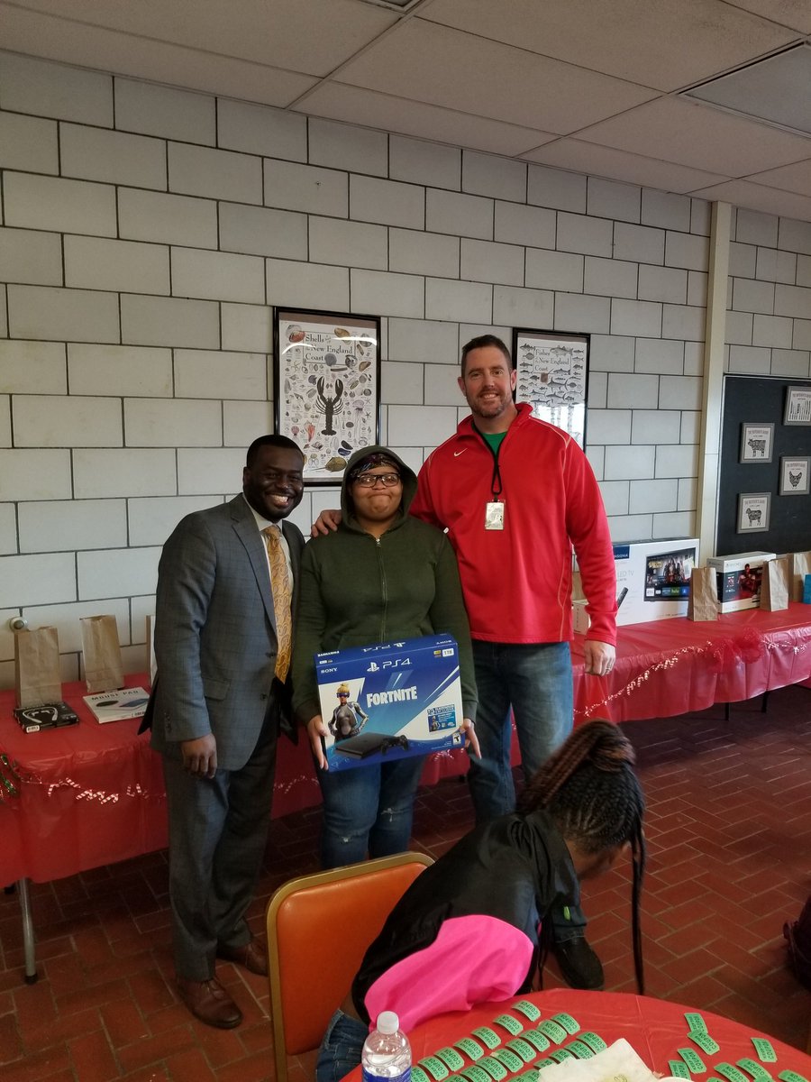 RB_Goff's tweet photo. Had a blast watching these hard working Edison &amp; Ptech  students win prizes for their OCR  course completions.

XBOX One and PS4 as prizes... WOW.... thanks Ms Dixie.

Keep up the hard work!

@jacobscott101
@MrTJohnsen 
@RCSDeLearning 
@ROCH585 
@alehner_rcsd 
@EdisonTechRCSD https://t.co/acoYEda26a