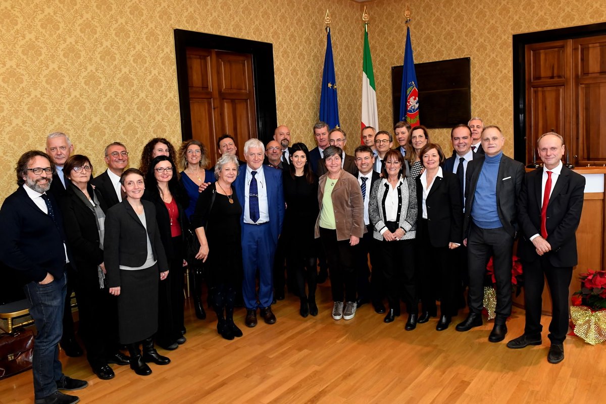 La Sindaca <a href="/virginiaraggi/">Virginia Raggi</a>  ha salutato i dipendenti della Città metropolitana di Roma Capitale a Palazzo Valentini, augurando buone feste a tutti.
Con lei il Vice Sindaco <a href="/teresa_zotta/">Teresa Zotta</a>  ed il Segretario Generale Mariangela Danzì.