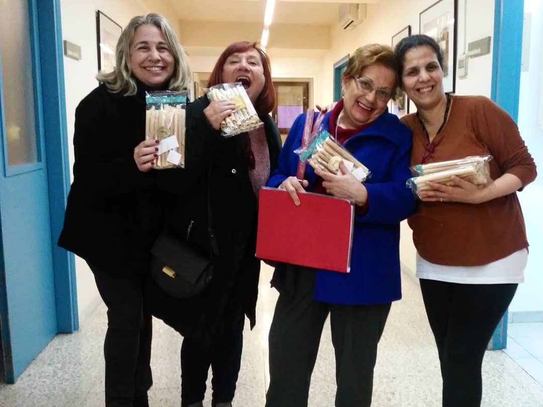 EVAEnVeuAlta's tweet photo. Aq desembre, les lectures de l'#Eva354 han tingut to nadalenc! Lectors i convidats han rebut una bossa d neules amb un desig lector :) Al #voluntariat, als usuaris i membres dels centres, GRÀCIES per donar el vostre temps i la vostra veu! Bones festes i per moltes neules plegats! https://t.co/V1nN3C8yfB