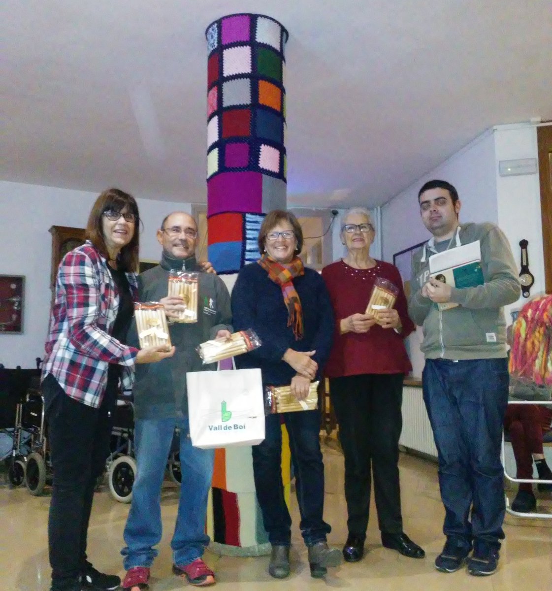 EVAEnVeuAlta's tweet photo. Aq desembre, les lectures de l'#Eva354 han tingut to nadalenc! Lectors i convidats han rebut una bossa d neules amb un desig lector :) Al #voluntariat, als usuaris i membres dels centres, GRÀCIES per donar el vostre temps i la vostra veu! Bones festes i per moltes neules plegats! https://t.co/V1nN3C8yfB