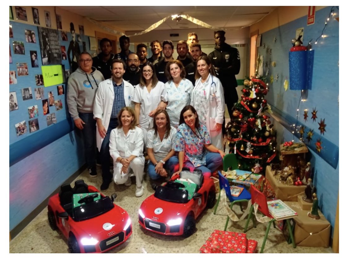 Hoy, con la colaboración de @udea_algeciras hemos hecho entrega de juguetes para los más pequeños en el Hospital Punta Europa. Feliz Navidad a todos.  udeaalgeciras.es/news/udea-llev…