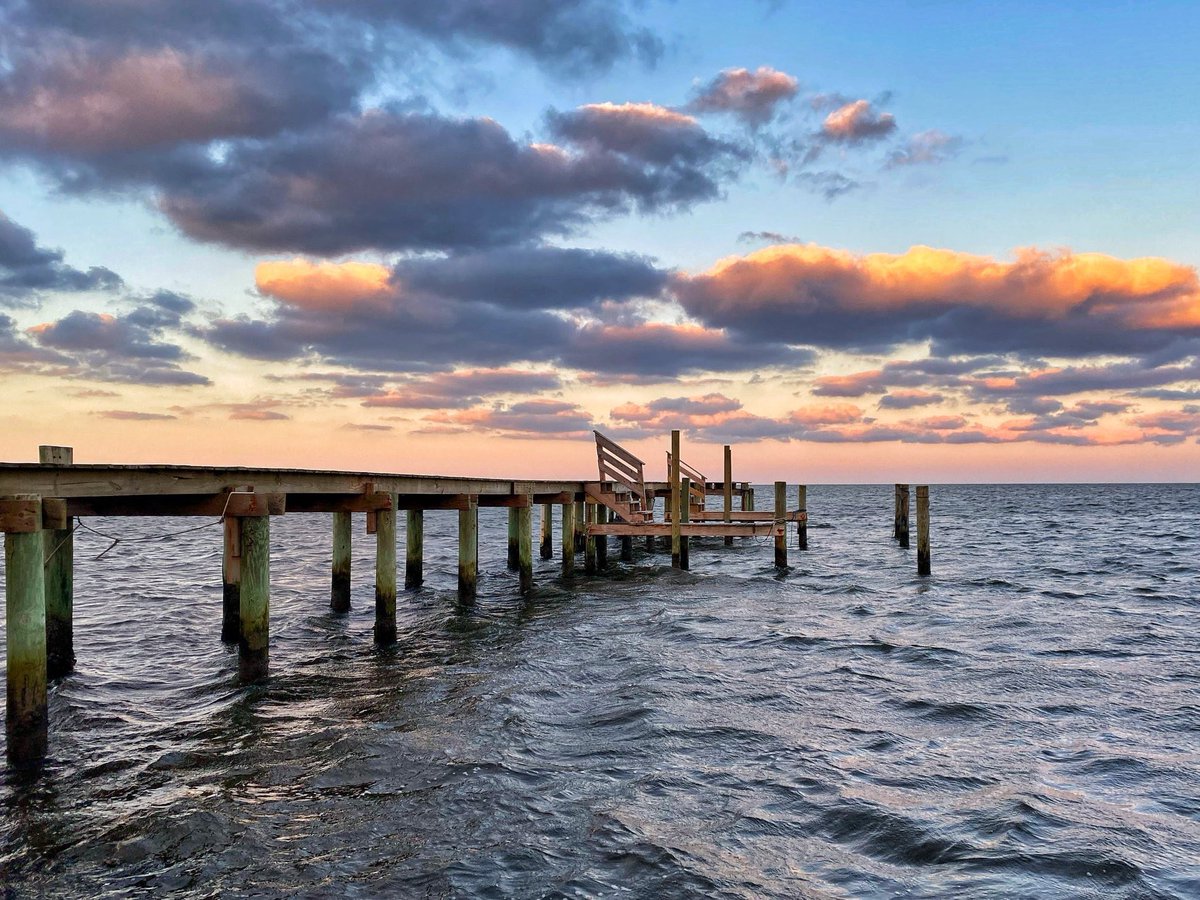 OBXcoastallife's tweet photo. Crisp and beautiful with a high of 37° today on the Outer Banks. 🌬😎 Finally feeling like December.
.
.
.
#obx #outerbanks #waves #wavesnc #sunrise #beach #obxsunrise #obxbeaches #tranquility #peaceful #peacefulmornings #visitnc #myouterbankshome #december #decembermornings https://t.co/Ev3pfNNZpa