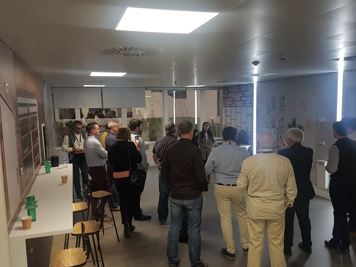instaladores20's tweet photo. Natalia Cazorla nos explica algunas de las soluciones del Hogar Conectado de @SchneiderES @medori_electr @IMEYCA @Econergia_es @elecber @intelma @HerzisaSl @LEcopower @ArabaDomotic https://t.co/O0zXafhAPD