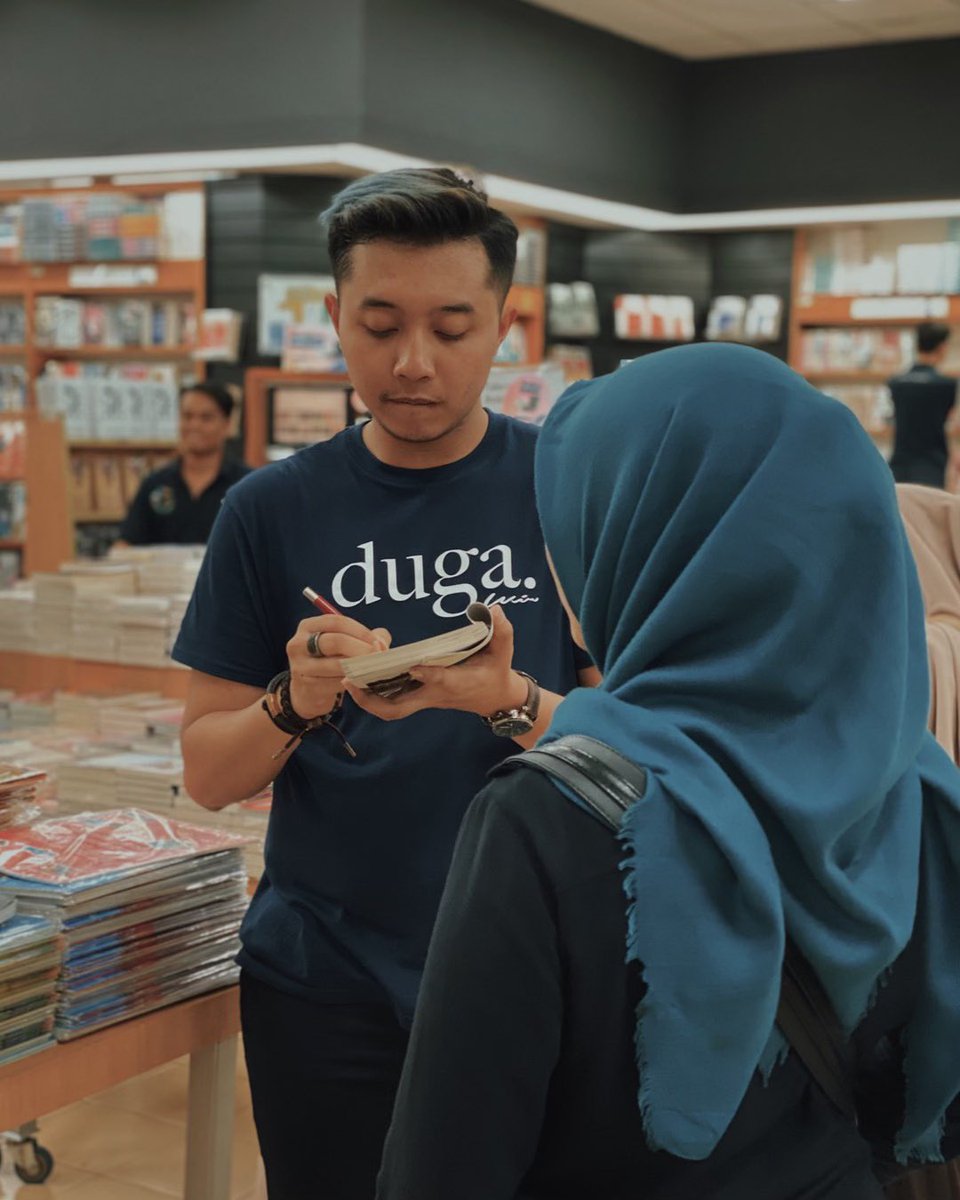 terjebakrindu's tweet photo. Potret momen sore tadi saat perilisan buku Duga di @gramedia Pandanaran Semarang.
#SebuahDuga https://t.co/yCM4Mcx52N