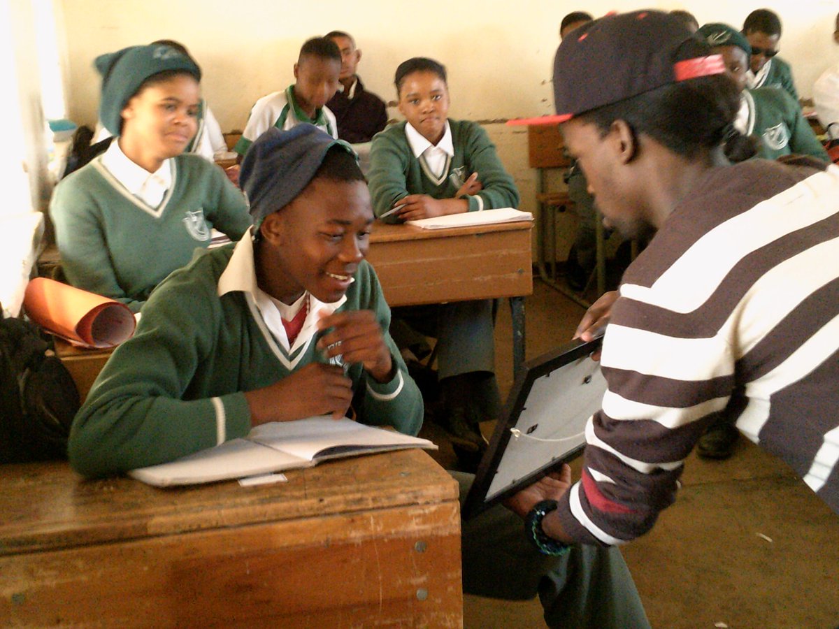 ThatoSBK's tweet photo. I believe in a better world.With my ability to create art I want to give back.Leave something that will outlive me.THAT IS FOREVER.βοΈ
#throwback
Regolotswe High School
2014
@TsholoSehume #itsosengEduCorner #motivationaltalks #givingback #legacy #art #home #itsoseng #betterworld https://t.co/TvpMl5y28c