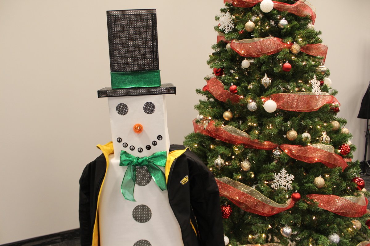 Are you still looking for the PERFECT Christmas decoration? Trying using our metal sheets to create something unique and festive!

#MDBuildingProducts #DIY #Crafting #Christmas