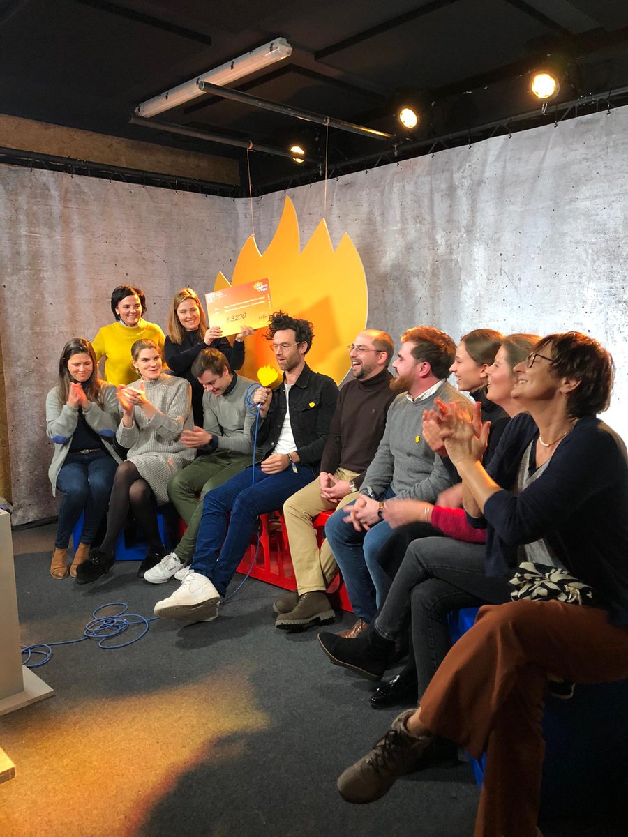 VokaWVL's tweet photo. In het teken van #DeWarmsteWeek is vandaag een heuse @VokaWVL-delegatie afgezakt naar @8500Kortrijk om onze cheque van €3200 tvv @Streekfondswvl - De Muziekbank te gaan afgeven aan @jedelo van @stubru! Bekijk de studio-opname via https://t.co/Iwdv7BQuJH. #daaromVoka https://t.co/kdzKOxbZWP