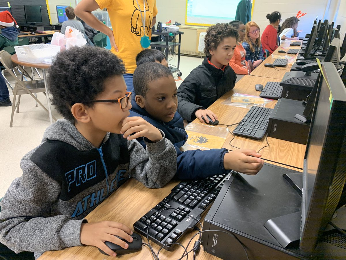 MattWeston13's tweet photo. Walton Elementary is our last stop on the PG Tech Field Day tour. The students are up and coding. They are doing some amazing collaborative coding to finish their Minecraft challenges. ##pgtechday @Minecraft @PlayCraftLearn https://t.co/HPgRRmA4Qf