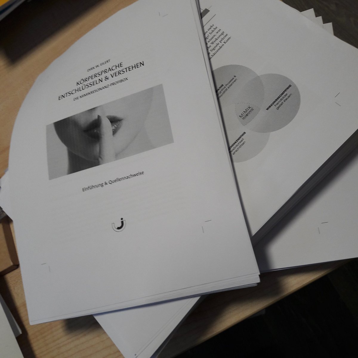 Mit diesem dicken Stapel das Arbeitsjahr abschließen - ein gutes Gefühl! Die große Körpersprache-Box von <a href="/DirkWEilert/">Dirk W. Eilert</a> liegt im 1. Umbruch vor. Ein wichtiger Meilenstein auf dem Weg zum fertigen Produkt.