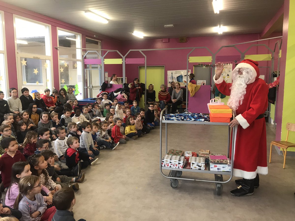 ce2cm_bil's tweet photo. Le père Noël est venu à l’école aujourd’hui. https://t.co/4cQtoaDduW