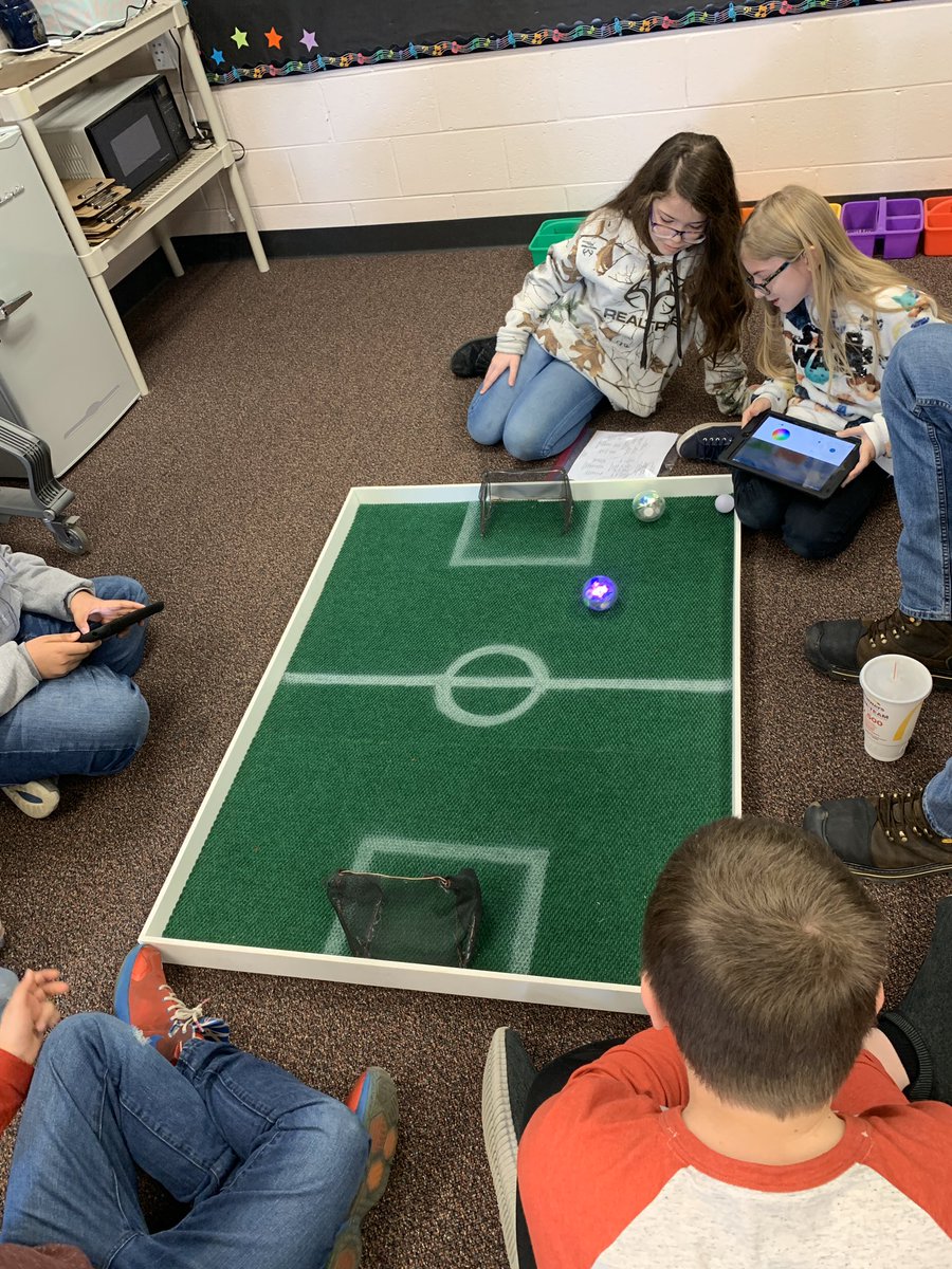 MattWeston13's tweet photo. Walton can code! @SpheroEdu @Sphero These students are rocking out with Spheros and iPads. @AppleEDU #pgtechday https://t.co/tFuQMTViHL