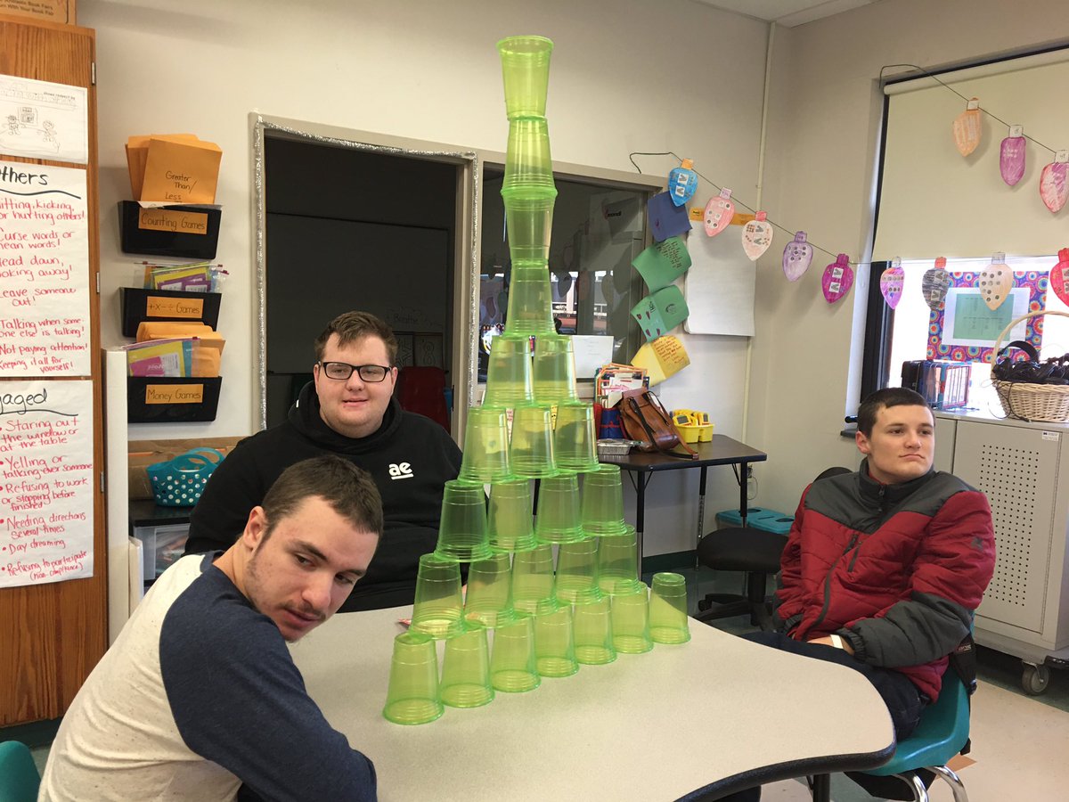 HornbacksView's tweet image. Making Reindeer Food and Christmas Trees today... tallest was over 50 inches! #HolidaySTEM #ViewOneGoodThing