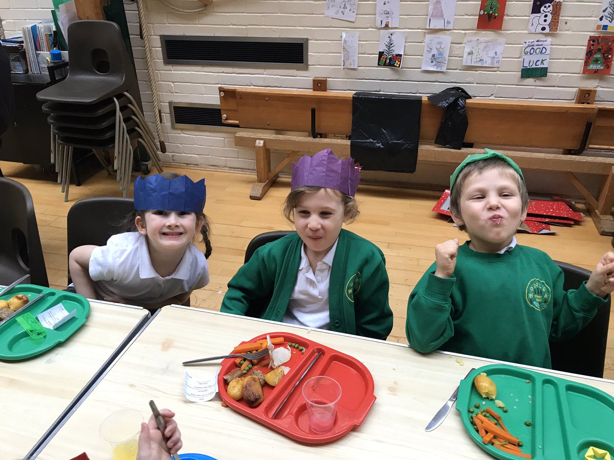 WoodleaPrimary's tweet photo. We have enjoyed a wonderful whole school festive Christmas lunch today #hc3s https://t.co/6VnXahWQKg
