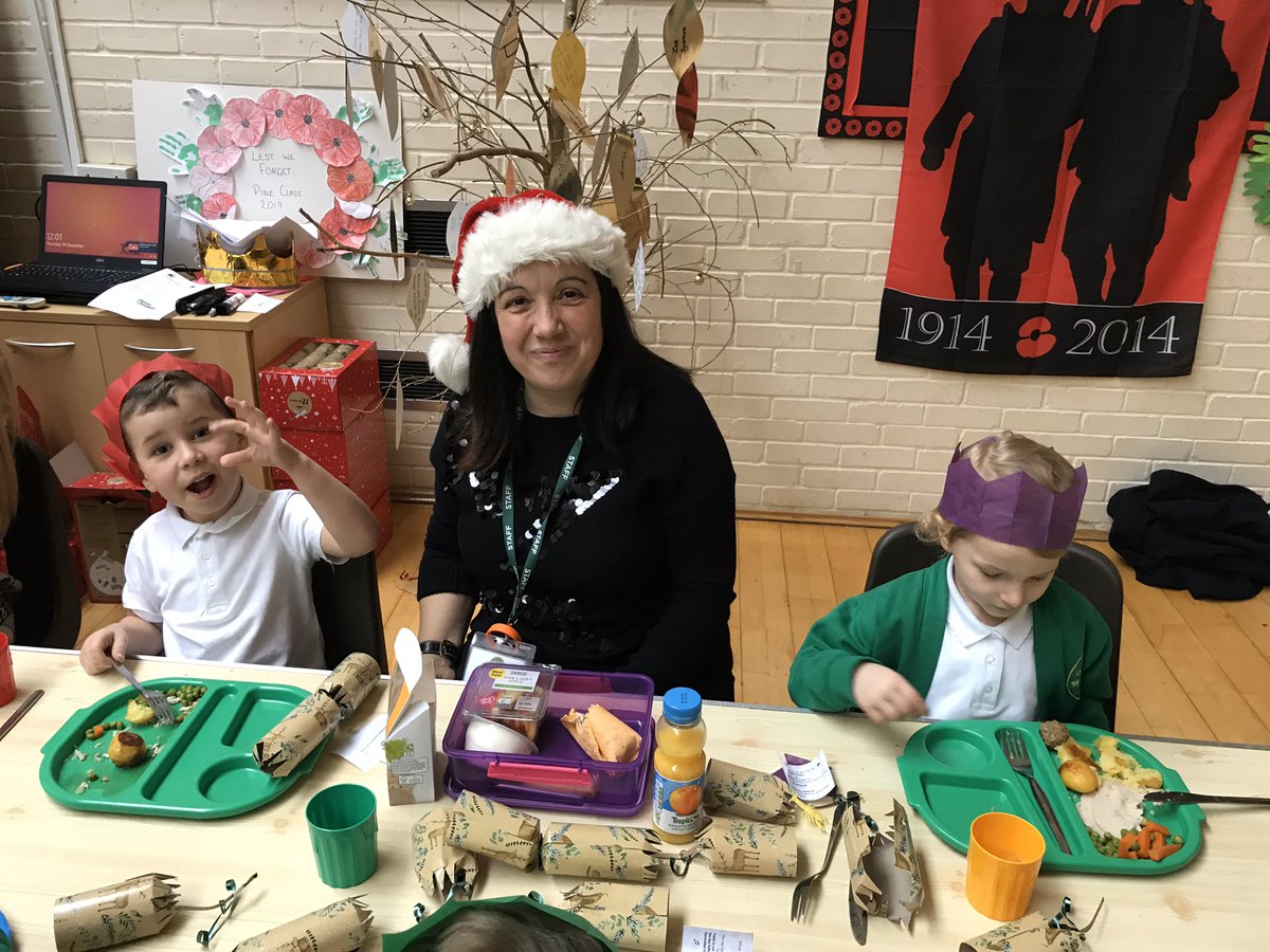 WoodleaPrimary's tweet photo. We have enjoyed a wonderful whole school festive Christmas lunch today #hc3s https://t.co/6VnXahWQKg