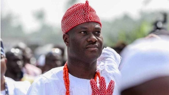 tobidcoder's tweet photo. Have You Ever Seen A King Play Table Tennis Before? – Watch Ooni Of Ife In Action (VIDEO) https://t.co/0XrTyXEx7G https://t.co/rPSSe6GO5p