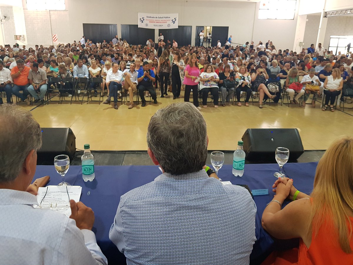 SindicatoDSalud's tweet photo. #AHORA 🗣 @vascozubieta junto a 🗣 Luis Franco #apertura del  Plenario de Delegados y Congresales del @SindicatoDSalud  en el Complejo 8 de Marzo https://t.co/2d4naMbpAV