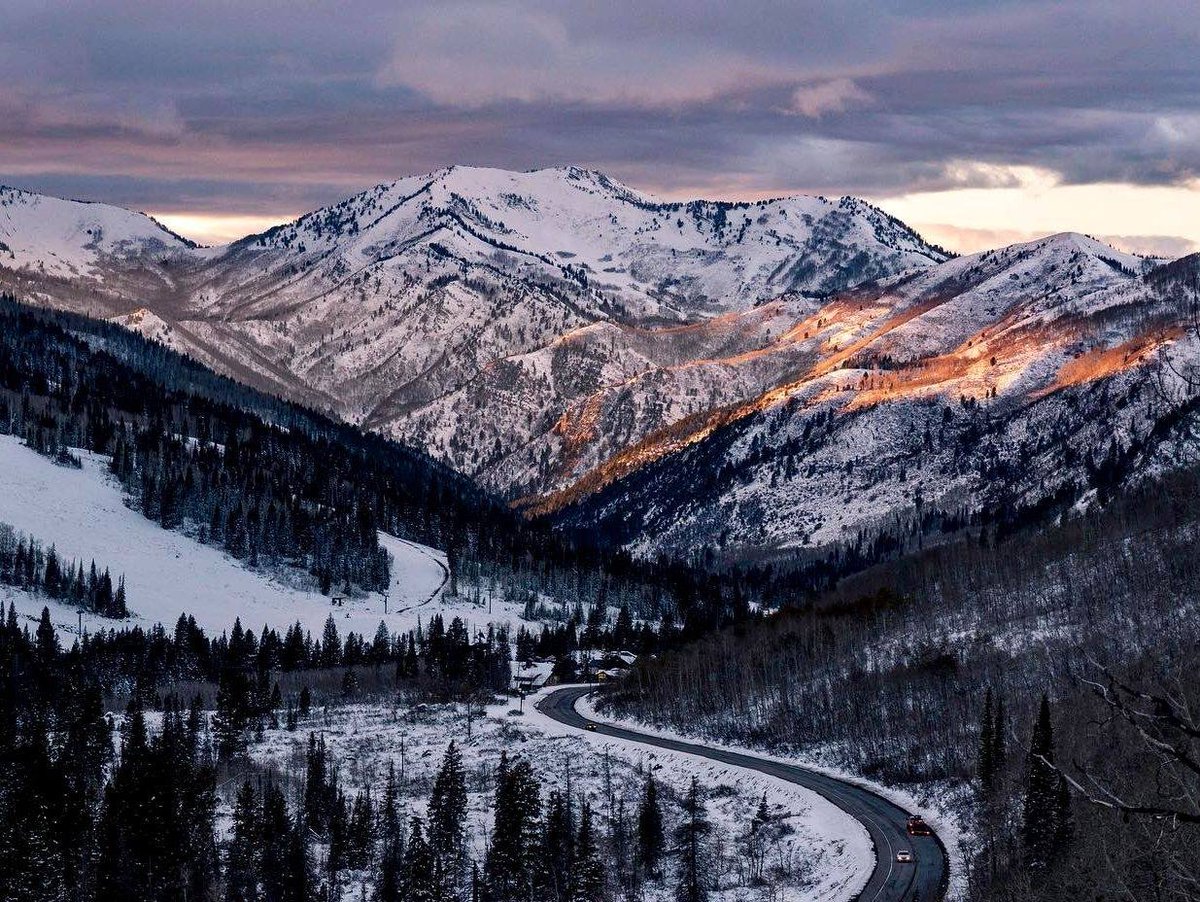 legacyadventure's tweet photo. The mountains dressed in their holiday best. Happy Holidays!   It’s nice enjoying the warmth of the desert and the occasional ski adventure can really bring the cheer. 

Photo: @chaseraustin https://t.co/kKyS42smky