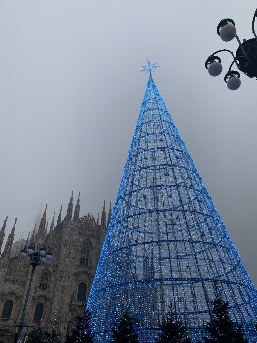 missaglia_sara's tweet photo. Ci saranno migliaia di immagini in rete di piazza del Duomo e del suo albero di Natale: Milano è la mia città, per me è casa. Non è fascino, é amore e orgoglio, insieme. Il Natale è solo una scusa per non dimenticarlo
.
#casa #quistobene #milano #natale #christmas #Xmas #duomo https://t.co/WJGtpeoFbP