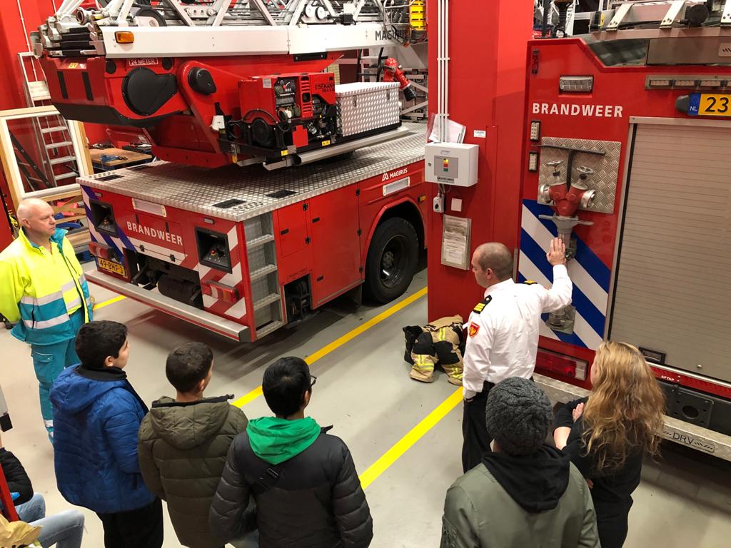 020West's tweet photo. Bijna Oud &amp; Nieuw. Dan ook tijd voor:
🎆Vuurwerkvoorlichting 
🤝Extra toezicht op plekken met veel vuurwerkoverlast
🚑Aandacht voor werk hulpverleners voor en tijdens oudejaarsdag @Politie_Adam @AmbuAmsterdam @BrandweerAA 

👉https://t.co/oZSvpASMrg https://t.co/ZK3qSZIebM
