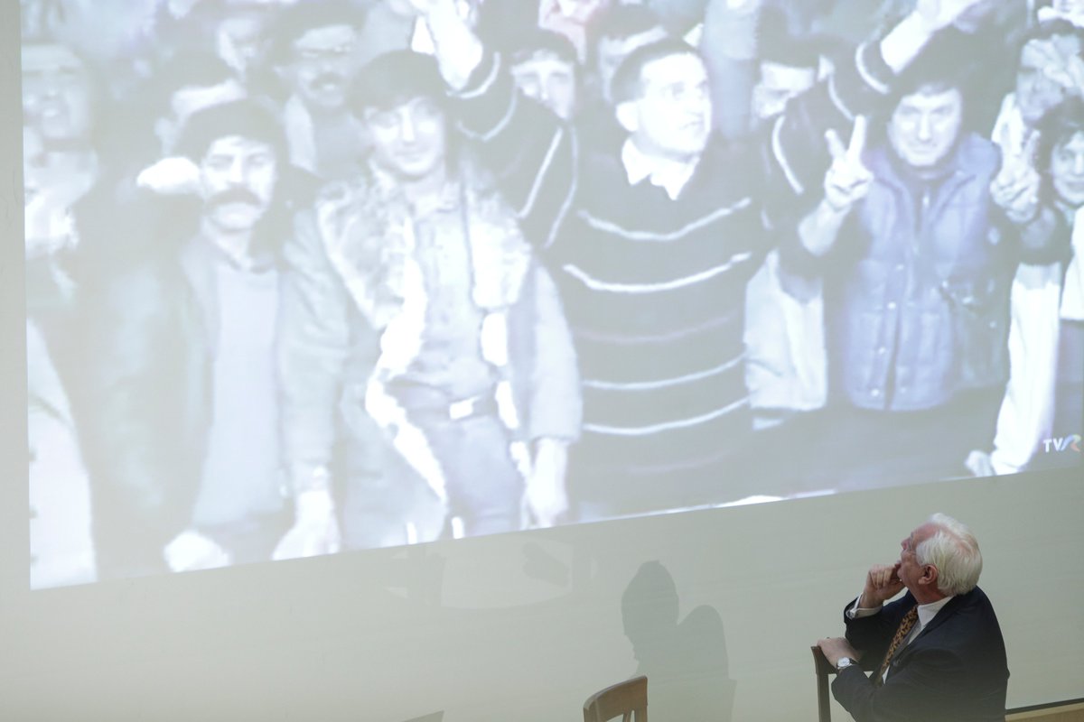 It was brilliant to have so many high school students present at our conference on #30YearsOfFreedom. It was exceptional to have first hand accounts of their experiences during the Revolution from Ion Caramitru &amp; <a href="/JohnSimpsonNews/">John Simpson</a>. An energizing and inspiring event!

📷Octav Ganea
