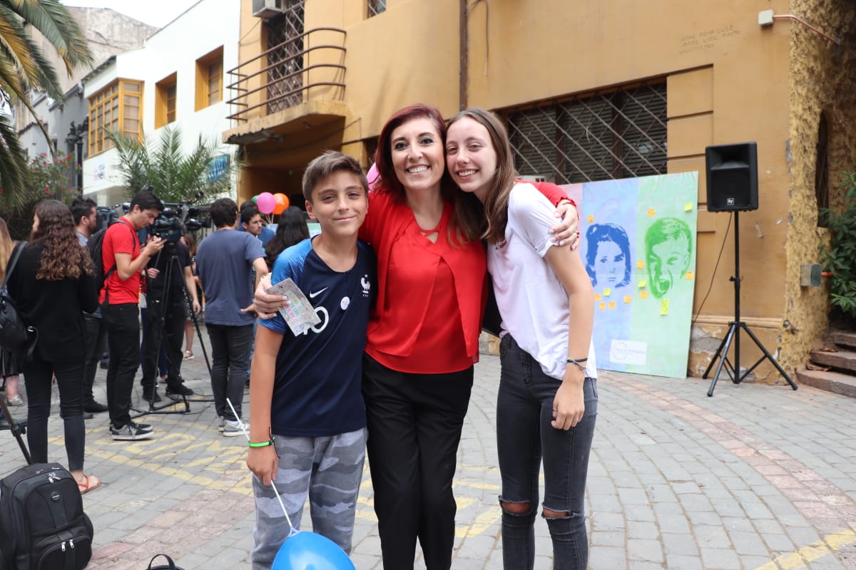 Pa__tty's tweet photo. 🚨🚨#linealibre #1515 https://t.co/5Ka3N1BVMN no olvidar, apoyo pars niños, niñas y adolescentes!!!!🙌💜⭕ posando con dos ayudantes top de la Fundación @paralaconfianza 😍 https://t.co/lEESETgv3Y