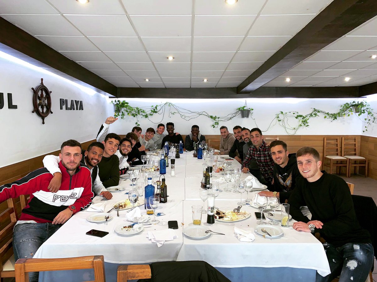 🎄🎅🏽 Comiendo en familia 🥘🍽 
(Parte 1... 😅) #RGplayers ⚽️
<a href="/gonzaloverdu/">Gonzalo Verdú</a> @Teddy_cvf7 <a href="/HenriqueMepo98/">Henrique Mepomoceno</a> <a href="/DiegoMtnz21/">Diego</a> <a href="/reyobeng/">Nana Obeng</a> <a href="/Iobng/">Isaac Obeng</a> <a href="/josesalinas_8/">Jose Salinas</a> <a href="/RafaRoldan13/">Rafa Roldan</a> <a href="/9rodrimc1/">9rodrimc</a> @jonatha76542007 <a href="/rubengar5/">Ruben Garcia •</a> <a href="/jose_ruizzz5/">jose ruiz</a> <a href="/curromontoya/">francisco jose</a> <a href="/RaulSanchezGui/">Raul Sanchez Guillen</a> <a href="/rgfootball_web/">ℝ𝔾𝔽𝕠𝕠𝕥𝕓𝕒𝕝𝕝</a>