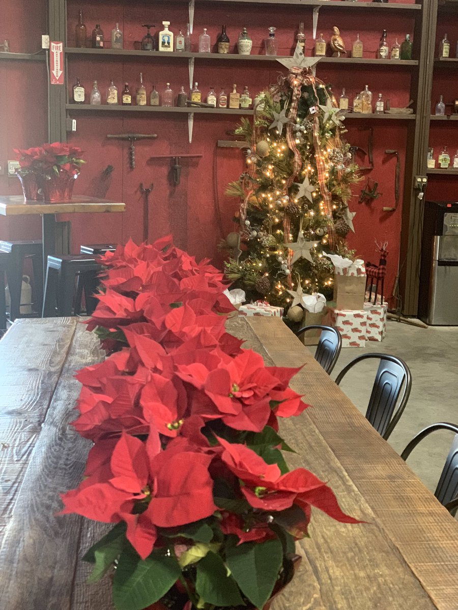 KentuckyArtisan's tweet photo. Our tasting room is looking pretty festive, don’t you think?
#bourbon #JeffersonsBourbon #WhiskeyRow #KyArtisan #OldhamCounty #MerryChristmas #HappyHolidays #KyBourbonTrailCraftTour #DistillinAndChillin https://t.co/D4aZhUtjNb