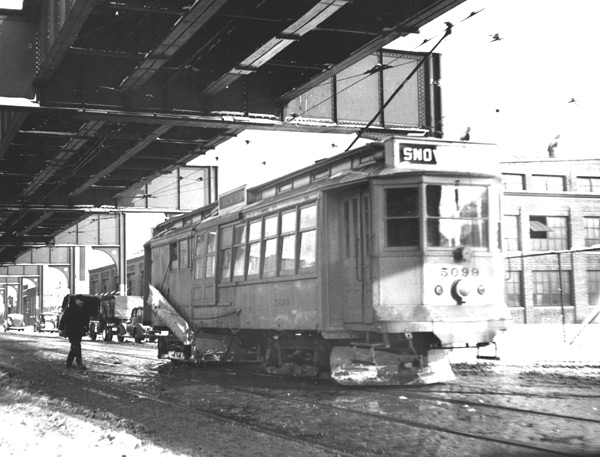 JPHistoricalSoc's tweet photo. A specially outfitted Snow Plow Trolley travels down Washington Street in December 1939. There were still two of these cars in service as of 2003!  They are nearly as heavy as modern Light Rail Vehicles so make great snow plows. https://t.co/PSQAIPldYN
