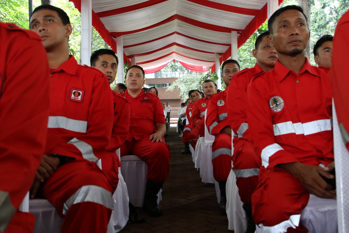 SitiNurbayaLHK's tweet photo. Hari ini saya merasa bangga bisa bertemu langsung dengan Brigade Manggala Agni dari Daops se Indonesia

Mereka ini yang jadi garda terdepan berjibaku bertaruh nyawa mengendalikan kebakaran hutan dan lahan (Karhutla). Saya memanggil Manggala Agni sebagai PATRIOT INDONESIA https://t.co/bamQkTOu1J
