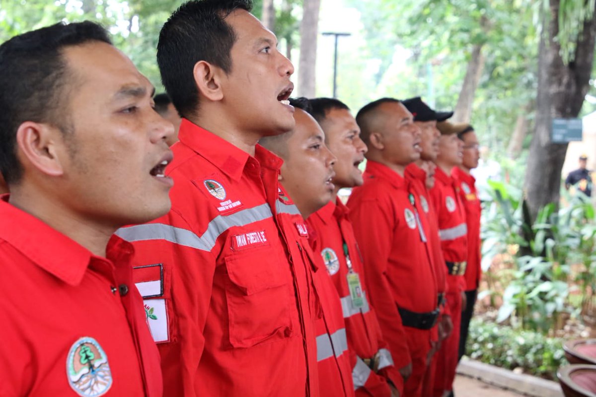 SitiNurbayaLHK's tweet photo. Hari ini saya merasa bangga bisa bertemu langsung dengan Brigade Manggala Agni dari Daops se Indonesia

Mereka ini yang jadi garda terdepan berjibaku bertaruh nyawa mengendalikan kebakaran hutan dan lahan (Karhutla). Saya memanggil Manggala Agni sebagai PATRIOT INDONESIA https://t.co/bamQkTOu1J
