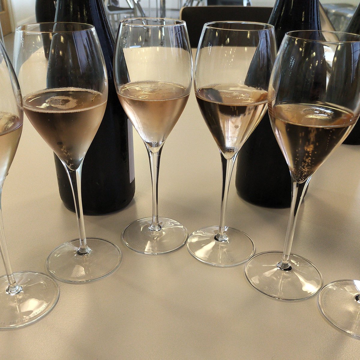 GreatrixBrad's tweet image. Dosage trials today - one wine, six ways.   Important to get this step right so we taste different dosage levels after 3 and 6 months before deciding how to proceed with a wine. #ParcelByParcel @Nyetimber