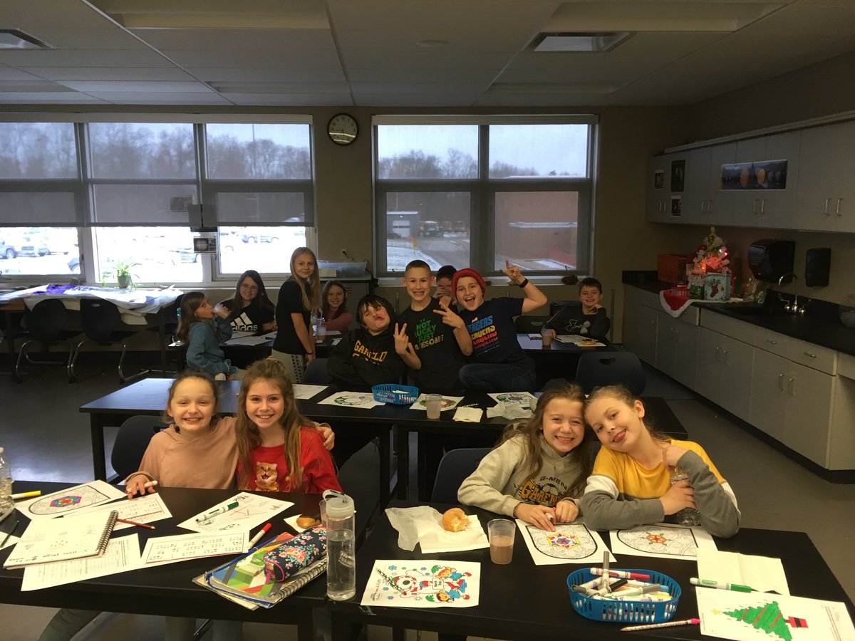 JAG5thGrade's tweet photo. Celebrating reaching our goal of 250 items for the food drive!!🎄#1JAG https://t.co/Fe8nyTrQN6