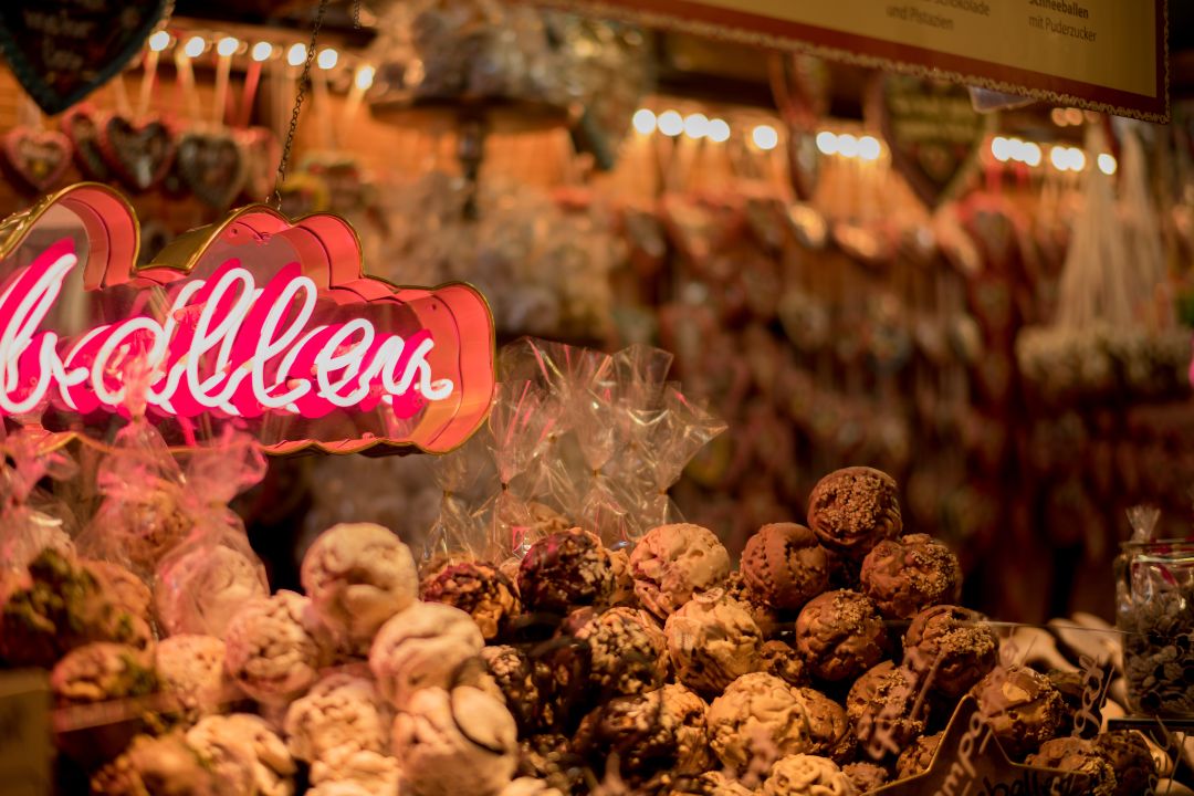 euroventure's tweet photo. Germany is best known for its Christmas markets, prompting many European countries to have their own. Many foods and decorations can be bought here, the most famous in Germany are the glass ornaments.

🎅Frohe Weihnachten🎅 https://t.co/RZKrL9pjYm