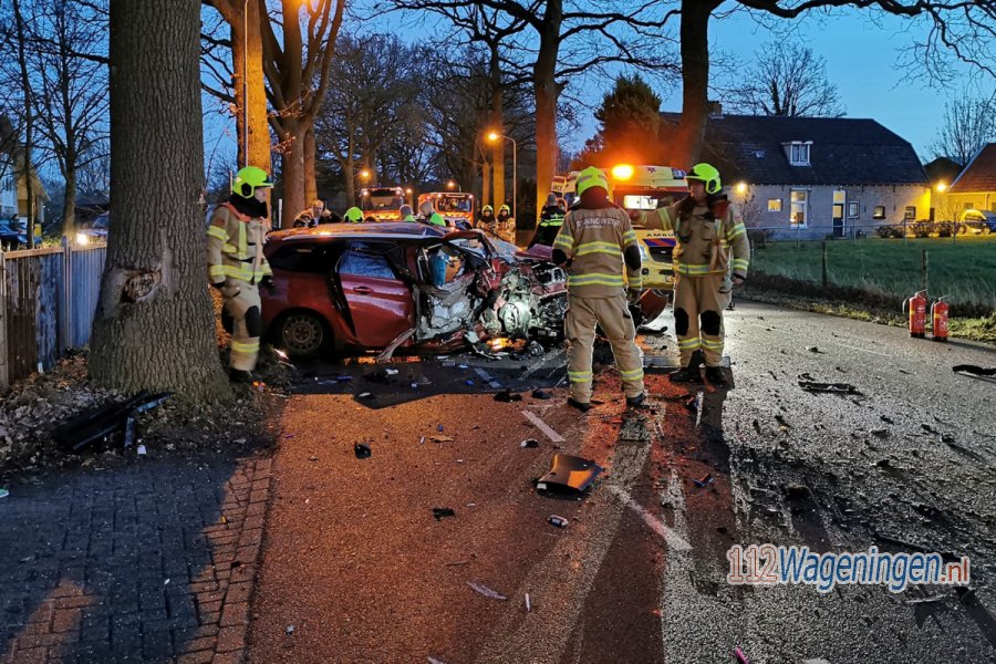 Automobilist gewond na frontale aanrijding met boom in #Wageningen. 112Wageningen.
