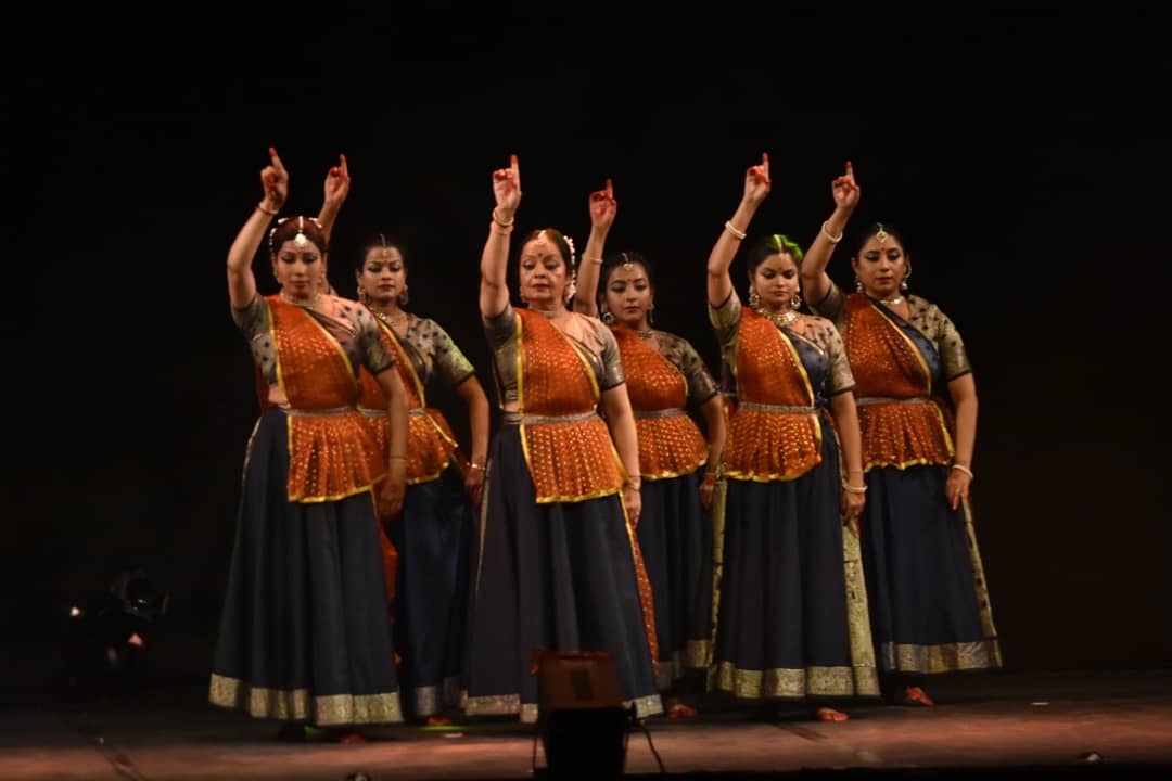 JKK_Jaipur's tweet photo. Kathak dance composition 'Saptaavart' by Prerana Shrimali was performed today on the fourth day of the 'Vividha-2' at #JKK.
.
.
#jawaharalakendrajaipur #Jawaharkalakendrajaipur #kathak #kathakdance #eventsinjaipur #festival #music #musicfest #dancefest #planets #graha #jaipur https://t.co/OjNf5BdkhU