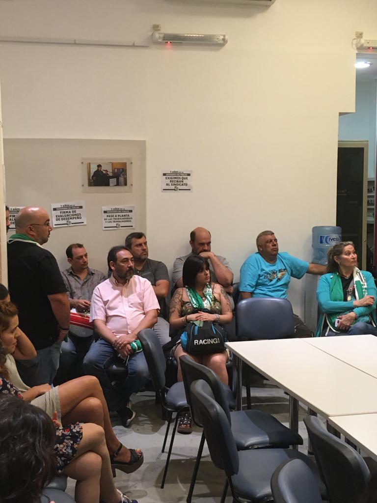 ATE_DefePublico's tweet photo. Estamos en Asamblea. La intervención macrista nos extorsiona: para la renovación de los contratos de 15 trabajadorxs (vencen el 31/12) quiere nombrar a funcionarios propios. Gracias a @ATECapitalOk por venir a darnos su apoyo. https://t.co/3cBGrvJhBy