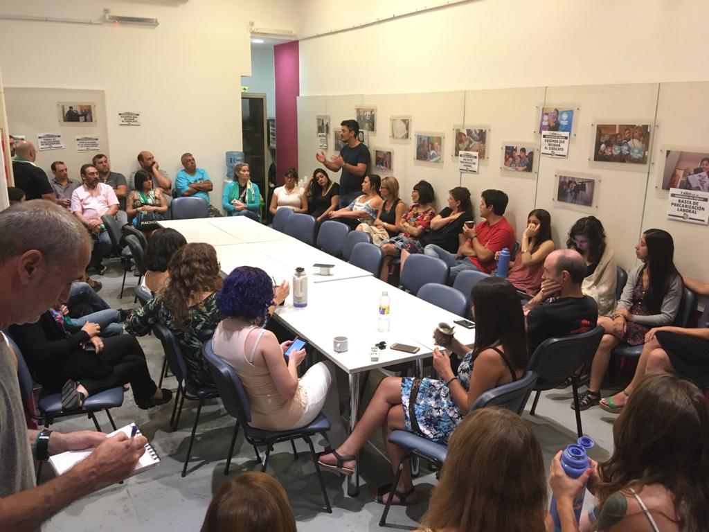 ATE_DefePublico's tweet photo. Estamos en Asamblea. La intervención macrista nos extorsiona: para la renovación de los contratos de 15 trabajadorxs (vencen el 31/12) quiere nombrar a funcionarios propios. Gracias a @ATECapitalOk por venir a darnos su apoyo. https://t.co/3cBGrvJhBy
