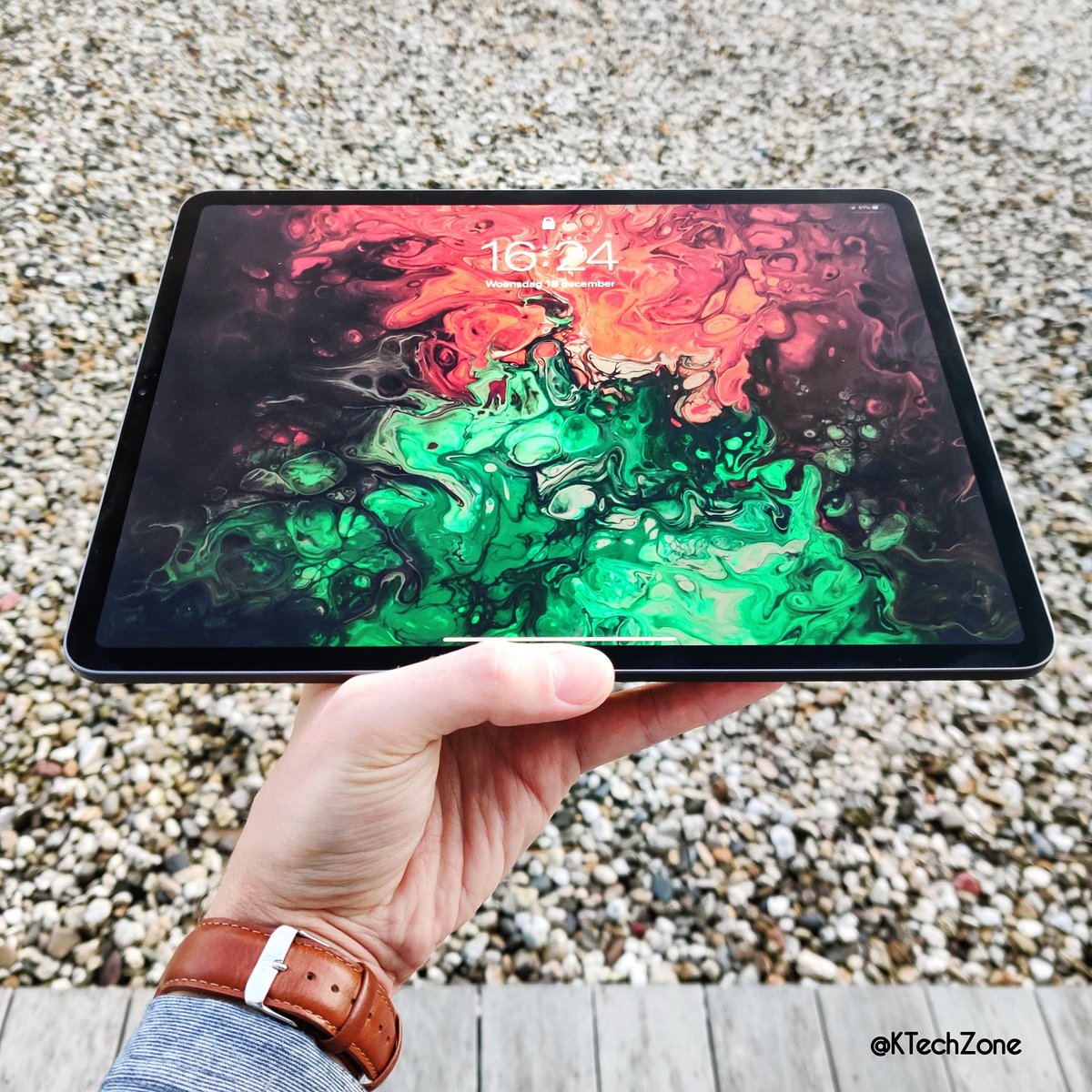 KTZ_KTechZone's tweet photo. The #ipadpro has a stunning #120Hz #display 🔥 It's #big #bright and #supersmooth 😍 #ipados isn't perfect, BUT it gets the job DONE👌
#apple #ios13 #ios #appleipd #appleipadpro #ipadpro2018 #highrefreshrate #bionicchip #a13chip #appstore #applepencil #applepencil2 #ipad #xdr https://t.co/n7Y3De1rfq