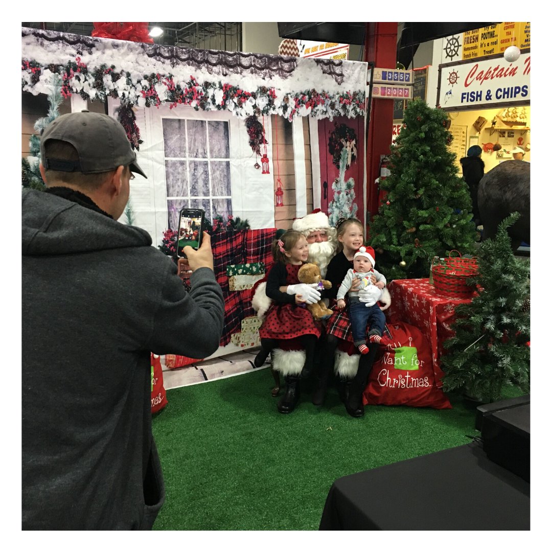 pickeringmarket's tweet photo. Meet Santa, and get a free photo to take home on December 21/22 from 12-4pm. This is a completely free photo opportunity!  Be sure to leave plenty of time as Santa is very busy getting ready for Christmas and has to leave right at 4pm. https://t.co/zUeRTgJBjX