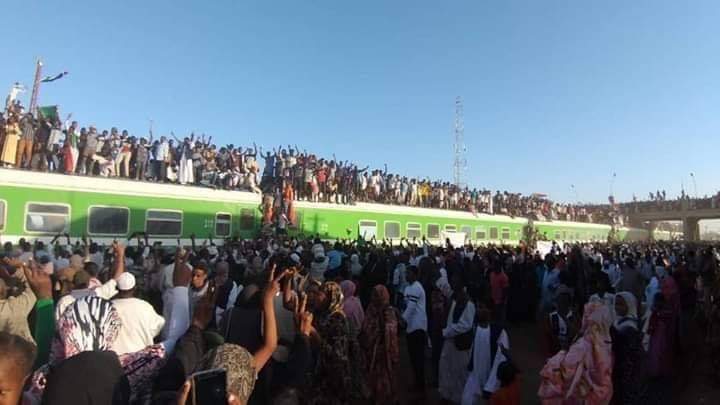 وصول قطار الخرطوم الفار.. إلى عطبرة الحديد والنار. 

ذكرى ثورة ١٩ ديسمبر المجيدة، الخميس ١٩ ديسمبر ٢٠١٩.

#مليونية١٩ديسمبر 
#قطار_الثورة_عطبرة
#عام_ثورة_ديسمبر_الاول