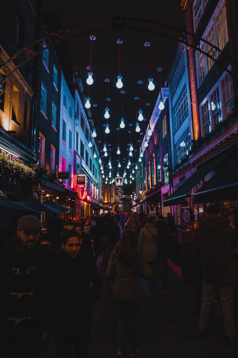 From the bustling #Christmas markets with mulled wine permeating the air to warming roasts, festive theatre trips and a sensational fireworks display to top off a wonderful year, discover what #London has to offer this festive season ow.ly/MUBu50xEf9t