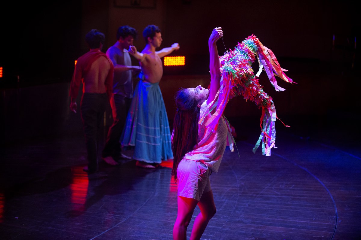 miguellizana4's tweet photo. Disfrutando de la semana de la Red de Centros.
'Dolorosa' de la Compañía Nacional de Danza de El Salvador, con coreografía colectiva dirigida por la bailarina y coreógrafa española Luz Arcas https://t.co/ydPYTzYtDH