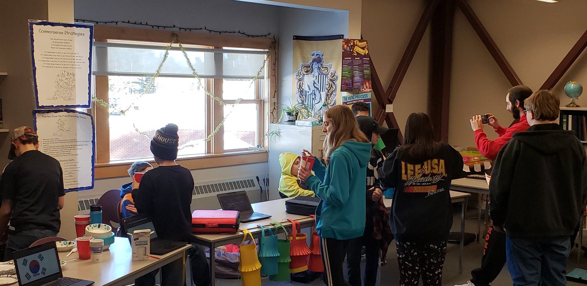 HillcatHDMS's tweet photo. Gallery walks in Mr. Ellis' class!#HDMSPride https://t.co/ecEi6wiBjb