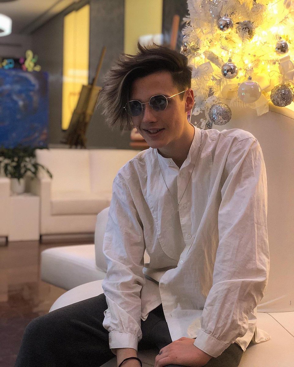 ThomasOfficial's tweet photo. Questa sera in diretta su Rai1 dalle ore 21.00 sarò in gara alla Finalissima di Sanremo Giovani 2020 e suonerò live il mio nuovo singolo NE80🔊
Ci sarà il televoto e con i vostri voti da casa potreste portare la mia musica al Teatro Ariston durante il Festival di Sanremo🍀🖤 https://t.co/cB3b9Pbnpo