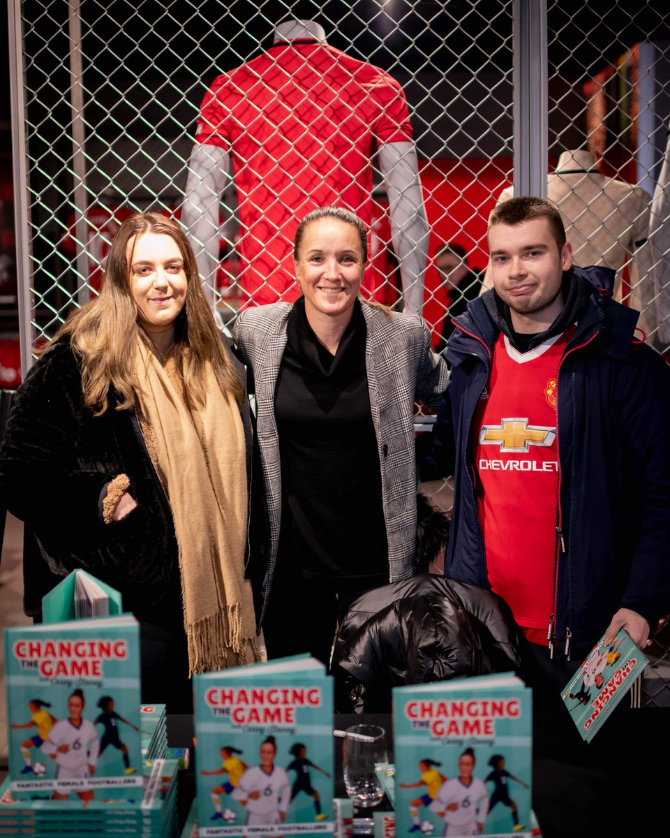 ManUtdWomen's tweet photo. 😊 The boss held a signing session for her new book at the Megastore yesterday 📚 

@CaseyStoney #MUWomen https://t.co/kJlBioUOYk