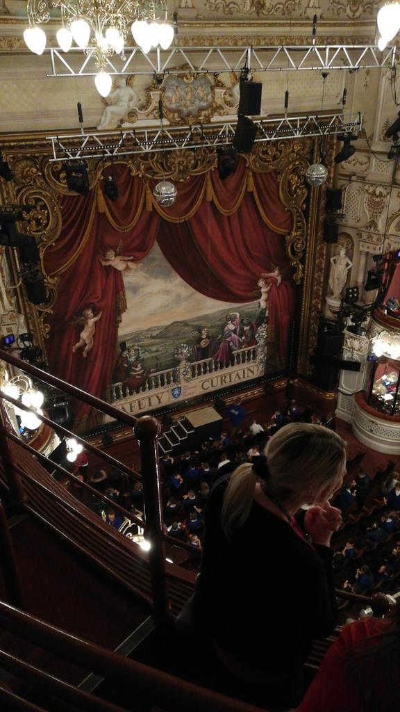 MonachSci's tweet photo. @MonachSci is at @lyceumsheffield watching Cinderella - oh no she isn't! #ItsBeginningToLookALotLikeChristmas #Cinderella #pantomime https://t.co/ipazrP1d7x