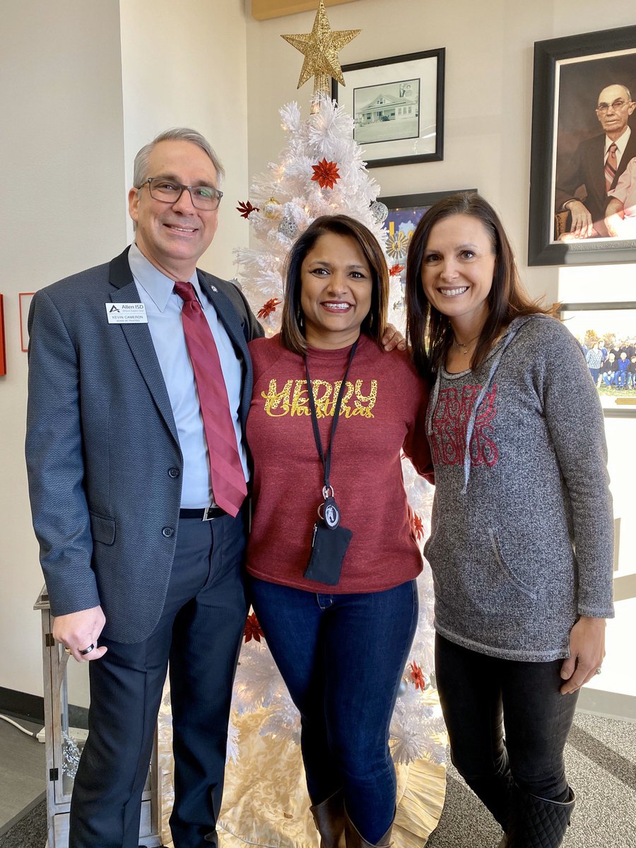 snun1217's tweet photo. Sing-a-long with Holiday Cheer and parties @BolinElementary! #teamof8 #almostbreaktime #HappyHolidays @kevinlcameron https://t.co/4sjaoYf9Uf