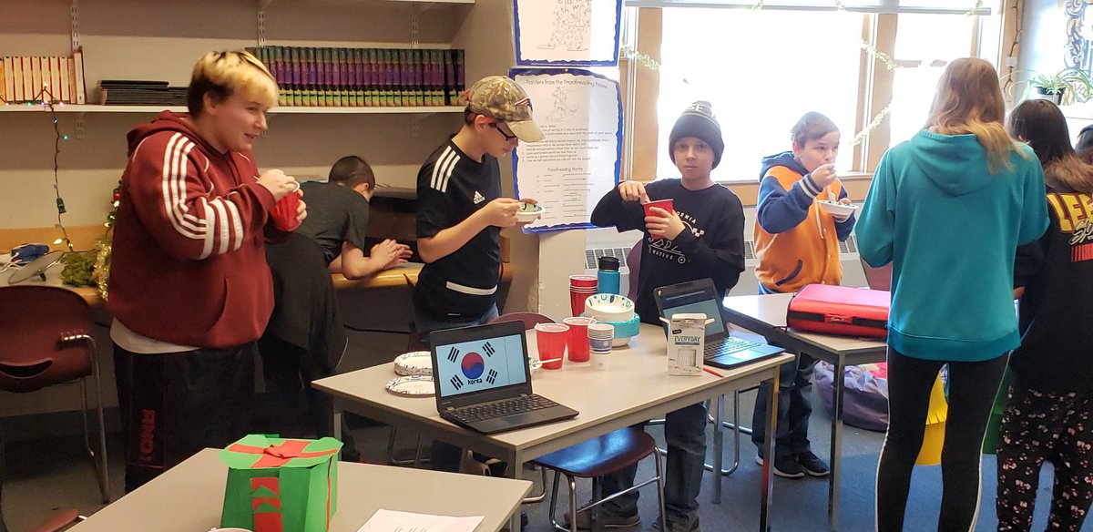 HillcatHDMS's tweet photo. Gallery walks in Mr. Ellis' class!#HDMSPride https://t.co/ecEi6wiBjb