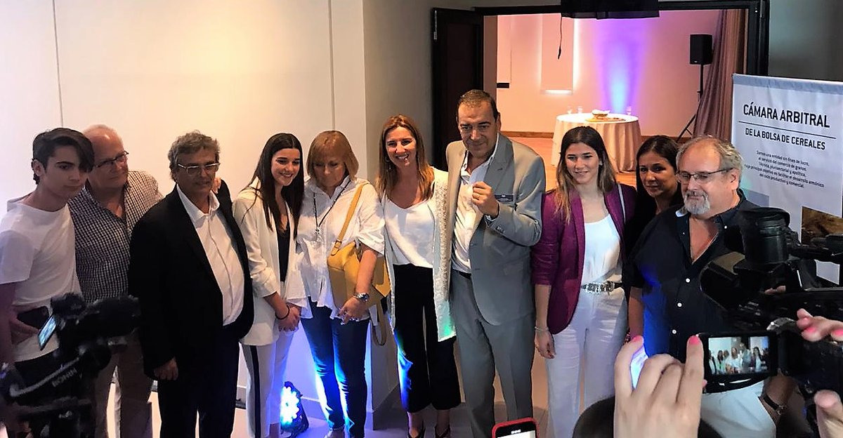 Bolsadecereales's tweet photo. En la inauguración de la nueva sede de la Cámara Arbitral en #Necochea, se presentó el auditorio Ricardo Valderrama, en homenaje al ex Pte. de la #BolsadeCereales.
📸@vjbujan junto a la familia Valderrama. https://t.co/46WGij6oay